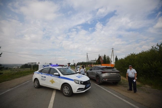 В Алданском районе в ДТП пострадала женщина  21 марта около 11 часов на федеральной автодороге А-360 «Лена»  893 километр  произошло дорожно-транспортное происшествие с пострадавшими. На место аварии оперативно прибыли сотрудники ДПС.   Водитель 1977 года рождения, управляя автомобилем Lexus LX 570, двигался со стороны Якутска в сторону Алдана. Из-за неправильно выбранной скорости, не обеспечивающей постоянного контроля за движением транспортного средства, и несоблюдения дорожных и метеорологических условий, он не выдержал безопасный боковой интервал при разъезде со встречным автомобилем. В результате произошло столкновение с автомобилем Nissan Tiida Latio под управлением водителя 1972 года рождения.    Пассажирка автомобиля Nissan Tiida Latio, находившаяся на переднем сиденье слева и пристегнутая ремнем безопасности, получила травмы. С места ДТП она была доставлена попутным транспортом в приемное отделение Алданской центральной районной больницы.    Ей диагностировали ушибы мягких тканей головы, ссадину головы, ушиб груди и ушиб левой стопы.    Пострадавшая госпитализирована в травматологическое отделение для дальнейшего лечения.    Фото: Булатов Алексей