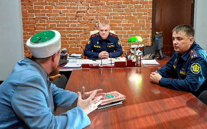 Начальник СИЗО Иркутска арестован Его связывают с бывшим сотрудником ФСБ упоминавшемся в делах о пытках Кировский районный суд Иркутска арестовал начальника городского СИЗО 1 Александра Балаганского Карточка дела опубликована на сайте суда В чём именно обвиняют Балаганского неизвестно но первоначально он проходил по уголовному делу свидетелем знает источник Сибирского экспресса По его данным преследование может быть связано с делом экс сотрудника местного управления ФСБ Павла Воробьёва Воробьёва работавшего в управлении М в спецслужбе арестовали ещё в марте 2025 года Его подозревают в посредничестве во взятке ч 4 ст 291 1УК Он проходит по делу о коррупции против сотрудников Восточно Сибирского линейного управления МВД следует из решения Иркутского областного суда по его жалобе на постановление о заключении под стражу Последний раз арест Воробьёву продлили в ноябре 2025 года но уже в середине января 2026 го суд не удовлетворил ходатайство следствия о СИЗО В январе 2022 года бывший заключённый ангарской колонии 15 сотрудничавший с силовиками Сергей Шмаков говорил о возможной причастности Воробьёва к организации пыток в местах лишения свободы Интервью с ним опубликовал проект Осторожно Собчак Шмаков рассказывал что сотрудники склонили его к работе на них угрозами и насилием Напомним сотни заключённых вывезли из ангарской ИК 15 в апреле 2020 года после беспорядков в этом учреждении Многие попали в иркутское СИЗО 1 и рассказывали что там их пытали и насиловали чтобы они оговорили себя по делу о бунте в ангарской колонии После огласки было возбуждено несколько уголовных дел о сексуализированном насилии О нынешнем начальнике СИЗО 1 Александре Балаганском известно что ему 39 лет Он возглавил изолятор в июле 2025 года В декабре 2025 года экс начальник СИЗО 1 Игорь Мокеев получил 5 лет колонии общего режима по статье о превышении полномочий за участие в организации пыток Другой предшественник Балаганского Сергей Шведков получил 4 года колонии поселения за халатность из за убийства заключённого в ИК 15 которую Шведков некоторое время возглавлял Балаганский на фото в центре Подписаться Прислать новость Помочь бустами