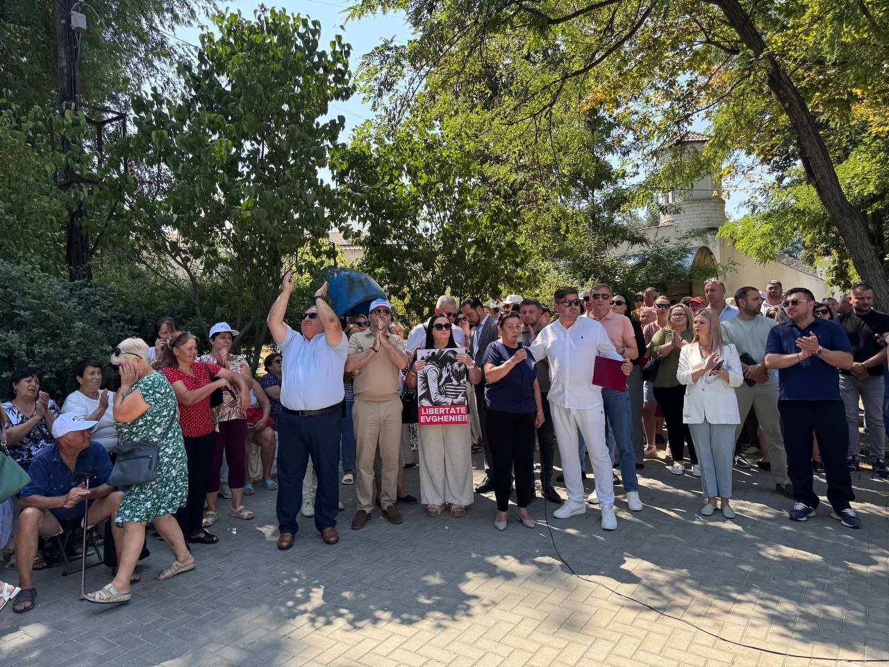 В Кишиневе 10 августа у здания тюрьмы № 13 прошел протест в поддержку башкана Гагаузии Евгении Гуцул, которую приговорили к семи годам лишения свободы по делу о незаконном финансировании бывшей партии «Шор».   В полиции утверждают, что протестующие получили деньги за участие в акции. По информации правоохранителей, людям предлагали от 200 до 400 леев, а тем, кто привозил протестующих на личных автомобилях, — от 1000 до 1500 леев.  Кроме того, полицейские обнаружили машины, загруженные листовками и плакатами без документов, подтверждающих их происхождение. В одной из машин нашли палатки и коврики, которые, по данным полиции, собирались установить рядом с тюрьмой.  Фото: Telegram/Poliția Republicii Moldova