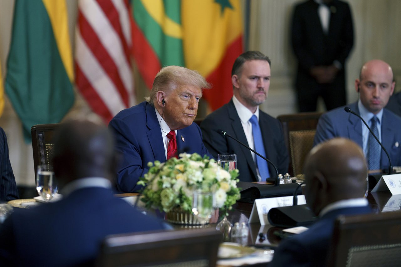 Президент США Дональд Трамп встретился в среду с лидерами пяти африканских стран, отметив, что Соединенные Штаты меняют свою политику в отношении континента "от помощи к торговле". На встрече с лидерами Габона, Гвинеи-Бисау, Либерии, Мавритании и Сенегала в Белом доме Д. Трамп заявил, что в Африке существует "большой экономический потенциал". По его словам, США работают над "созданием новых экономических возможностей с участием как Соединенных Штатов, так и многих африканских стран".