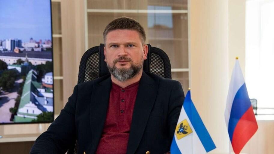 Сергей Запускалов туризм может стать драйвером экономики Херсонской области Туристический поток в Херсонскую область растет год от года С начала 2025 года регион посетили около 100 тыс туристов в 2026 году здесь рассчитывают принять еще больше гостей Для них создают дополнительные места размещения О результатах прошедшего сезона и потенциале туристической отрасли в интервью Херсонскому агентству новостей рассказал и о министра курортов и туризма области Сергей Запускалов В апреле 2025 года в Херсонской области начал работать мобильный туристический информационный центр За это время его посетили свыше 1 тыс человек В регионе для туристов разработано восемь автомобильных и два историко патриотических маршрута На Арабатской стрелке вновь запущен аквапарк работают термы В заповеднике Аскания Нова действуют зоопарк дендропарк и проводятся экскурсии Значимую часть туристов составляют семьи военнослужащих госслужащих работников силовых ведомств и МЧС В области зарегистрировано более 60 предпринимателей и фирм работающих в туристической сфере Процедуру самооценки прошли четыре гостиницы еще несколько в процессе До конца ноября ожидается принятие регионального закона о гостевых домах В регионе создан проектный офис по развитию кадрового потенциала индустрии туризма и гостеприимства На базе школы в Чкалове запущен первый класс по подготовке помощников гидов экскурсоводов В 2025 году кадастровые работы прошли на 18 пляжах Херсонской области Два пляжа Генический и Скадовский переданы муниципалитетам Проект Генического пляжа в 2025 году стал победителем всероссийского конкурса благоустройства территорий и будет приведен в порядок В Херсонской области планируют развивать бальнеологически рекреационный туризм Полный текст интервью читайте на сайте