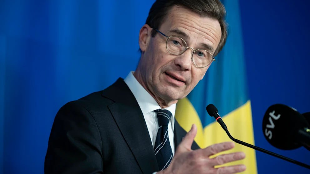 Правительство Швеции хочет снизить возраст уголовной ответственности до 13 лет чтобы бандиты перестали вербовать детей Уже много лет Швеция не может справиться с жестокой бандитской преступностью Всё чаще криминал вербует подростков в качестве исполнителей ограблений и убийств потому что те не подлежат уголовной ответственности Этому хочет положить конец либерально консервативное правительство под руководством премьер министра Ульфа Кристерссона Оно предлагает существенно снизить возраст уголовной ответственности за особо тяжкие преступления Министр юстиции Гуннар Стрёммер заявил что снижение возраста уголовной ответственности за самые тяжкие преступления поможет вывести детей из преступной среды Правительство уже поручило шведскому управлению тюрем создать отделения для 13 14 летних Снижение возраста уголовной ответственности до 13 лет планируется с 1 июля 2026 года К этому времени в шести тюрьмах должны быть созданы отделения для мальчиков в двух для девочек всего 100 150 мест для подростков от 13 до 17 лет Подростки помладше будут содержаться отдельно от старших и как утверждает Министерство юстиции условия не будут противоречить Конвенции ООН о правах ребёнка BILD Russian