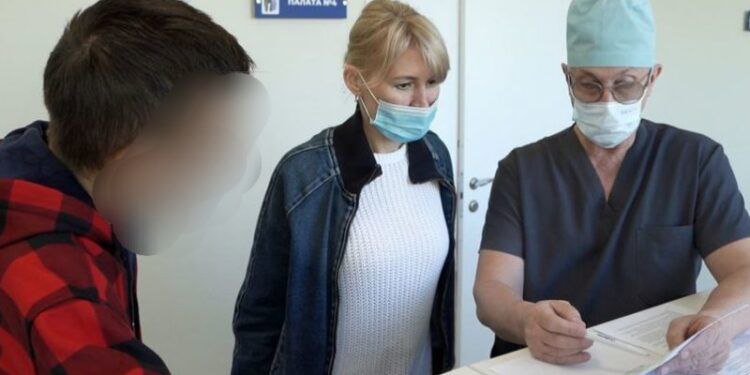 В клиниках СамГМУ провели третью трансплантацию почки методом лапароскопии 17-летнему пациенту Пациент поступил с диагнозом врождённой аномалии развития почек. Единственным вариантом лечения для него была трансплантация. Мама молодого человека сначала считала, что сын «хитрил», когда жаловался на головные боли, усталость и повышенное давление. Однако обследование показало, что отказали обе почки – состояние, при котором присваивают инвалидность. Юноше почти 18 лет, врачи неврологического отделения клинической больницы имени Середавина направили его в Клиники СамГМУ. После обследования медики клиник утвердили мать в качестве родственного донора для пациента. Для меня это стало большой надеждой, что мой ребёнок сможет жить полноценной жизнью, – поделилась мама. Подобная операция не является стандартной даже для отделения трансплантации Клиник СамГМУ. Перед медиками стояла сложная задача – сохранить здоровье как пациента, так и трансплантируемого органа. Забор почки у донора проводили лапароскопическим методом через небольшие разрезы, что значительно снизило травматичность процедуры. Донора выписали через три дня, сама операция прошла без осложнений и длилась 4,5 часа.