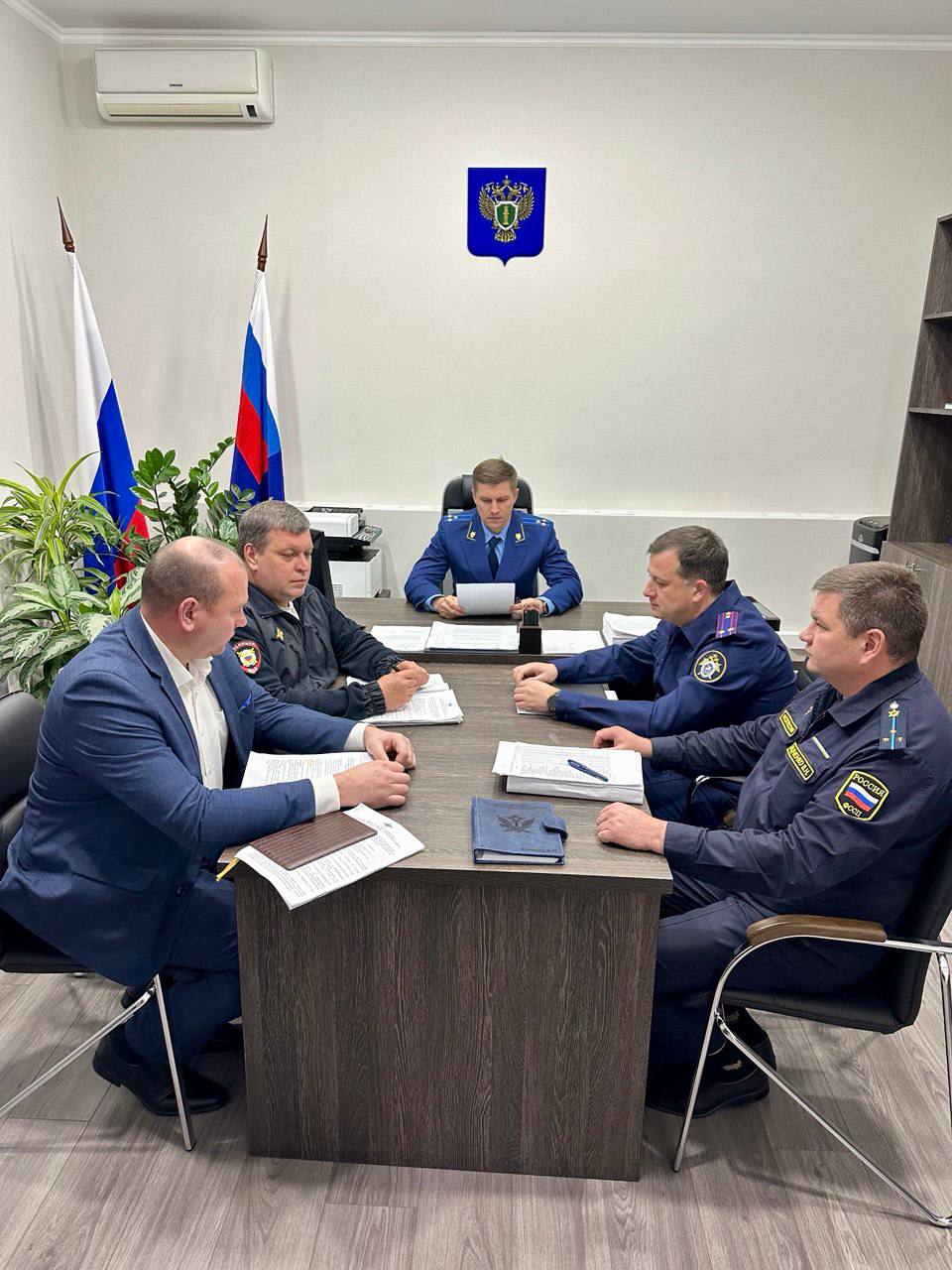 В прокуратуре Успенского района проведено межведомственное совещание по вопросам противодействия коррупции Прокурором района Дмитрием Еськовым с участием руководителей правоохранительных органов проведено межведомственное совещание на котором обсуждены результаты работы следственных и оперативных подразделений по выявлению пресечению и расследованию преступлений коррупционной направленности Сотрудники ведомств доложили о проведенных следственных действиях и оперативных мероприятиях направленных пресечение фактов коррупции По результатам совещания выработаны дополнительные меры направленные на совершенствование межведомственного взаимодействия и повышение эффективности работы в данном направлении Прокурором поручено активизировать работу по выявлению коррупционных преступлений в областях наиболее ей подверженной Не допускать нарушения требований федерального законодательства при документировании результатов ОРД