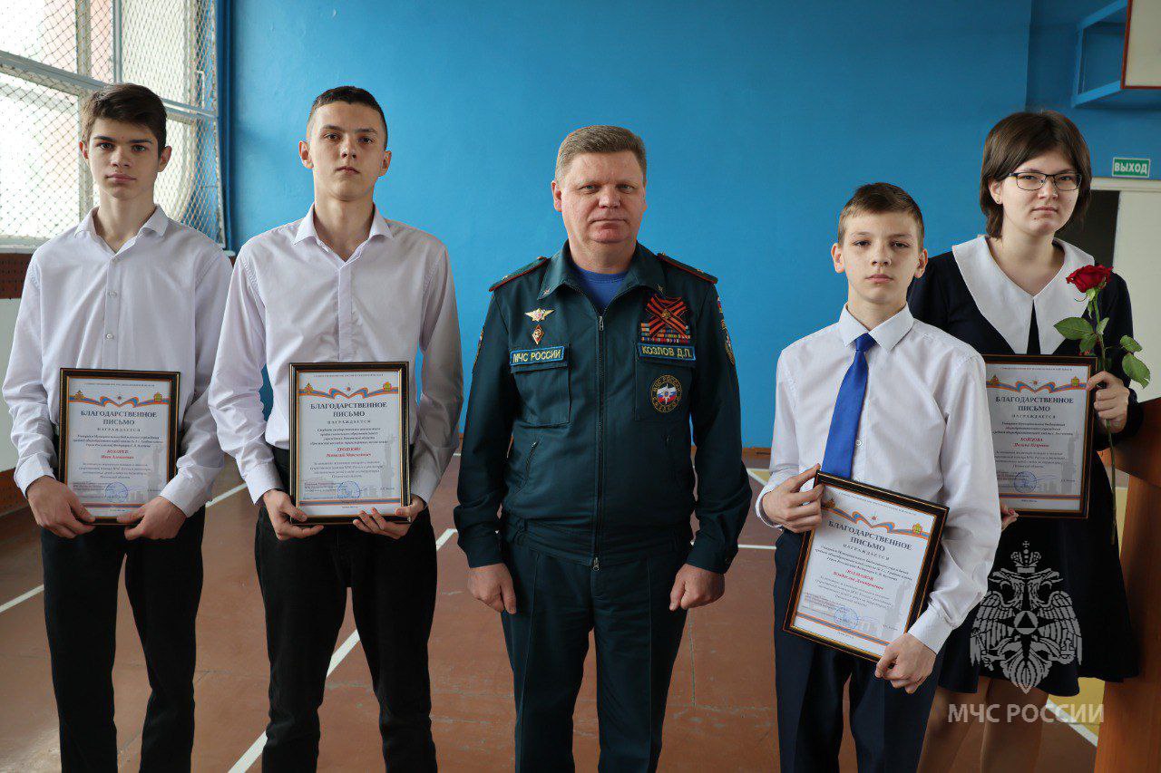 Герои среди нас Юные пензенцы помогли потушить пожар на улице Новая села Ухтинка Бессоновского района. 21 апреля стал самым "жарким" днём для бессоновских огнеборцев. Там произошло 7 пожаров за один день. Ребята обнаружили горение сухой травы и не дожидаясь прибытия пожарно-спасательных подразделений приступили к тушению. Не испугавшись огня они заливали горящую траву водой из ближайшего колодца. Благодаря подросткам, удалось избежать распространения огня. За свои отважные действия 4 юных жителя Бессоновского района были награждены благодарностями Главного управления МЧС России по Пензенской области.