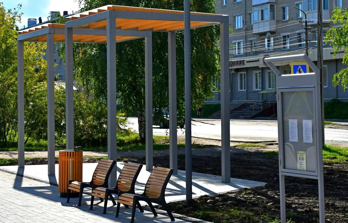 В Котласе благоустроили участок бульвара на проспекте Мира Работы выполнены по федеральному проекту Формирование комфортной городской среды нацпроекта Инфраструктура для жизни Общественная территория на проспекте Мира в Котласе расположена в границах улиц Невского и Кузнецова Эта пешеходная зона ведет к городской больнице часовне и детскому спортивному клубу Губернатор Архангельской области Александр Цыбульский В прошлом году объект был выбран по итогам всероссийского голосования большинством жителей города Общий объем инвестиций в благоустройство составил 31 5 млн рублей Согласно муниципальному контракту подрядчик уложил новое тротуарное покрытие установил скамейки для отдыха и урны  На территории отсыпали слой плодородной земли высадили кустарники и деревья вдоль пешеходных дорожек установили современное уличное освещение а также несколько деревянных пергол с металлическим каркасом Министр ТЭК и ЖКХ Архангельской области Дмитрий Поташев В настоящее время благоустройство пространства завершено Ведется приемка выполненных работ нацпроекты Дмитрий Поташев