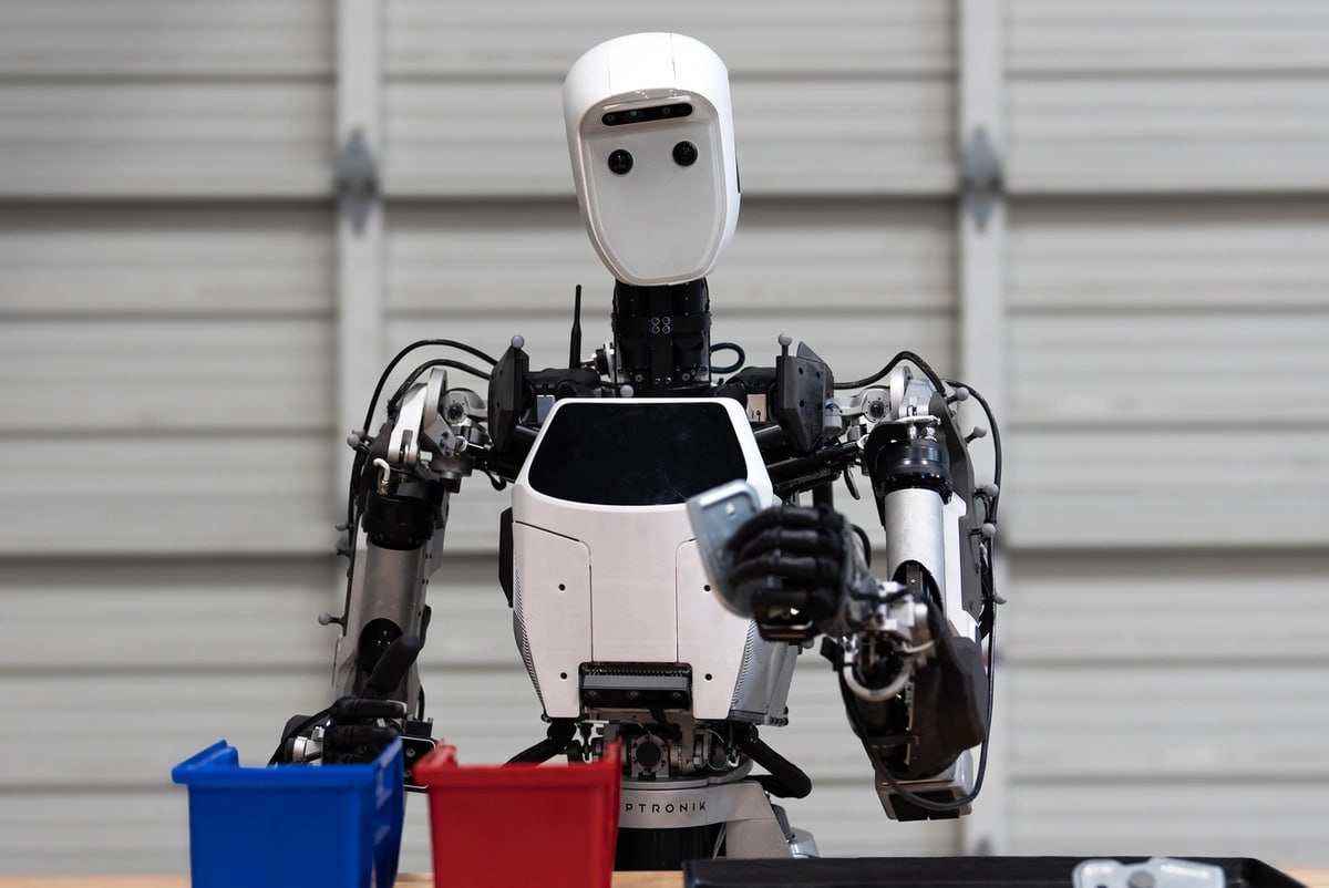 Оптимизированная ИИ-модель DeepMind работает прямо на роботе без доступа в сеть Google DeepMind выпустила офлайн-версию своей модели Gemini Robotics — системы, которая помогает роботам понимать команды, адаптироваться к новым задачам и выполнять действия без предварительного обучения. Теперь модель может работать полностью автономно — прямо на устройстве, без подключения к интернету. Она подходит для разных типов роботов и способна быстро обучаться — всего за 50–100 демонстраций. Новая версия особенно полезна там, где нет стабильного интернета или действуют строгие требования к безопасности.