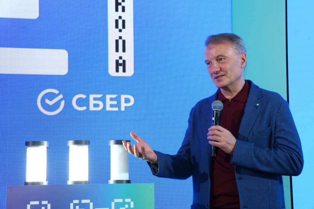 В Перми на площадке технопарка Morion Digital запустили кампус Школы 21 школы цифровых технологий от Сбера где все желающие старше 18 лет могут бесплатно получить ИТ профессию и стать цифровыми инженерами На мероприятии представили новый модуль основного обучения по созданию ИИ агентов при помощи нейросетевой модели Сбера ГигаЧат его будут изучать во всех кампусах Школы 21 в стране В церемонии открытия кампуса приняли участие Президент Председатель Правления Сбербанка Герман Греф и губернатор Пермского края Дмитрий Махонин Школа 21 в Перми уже на старте бьёт рекорды Например доля девушек среди абитуриентов 43 тогда как в других регионах этот показатель редко превышает 30 Это не просто цифра это настоящий прорыв сообщил Герман Греф