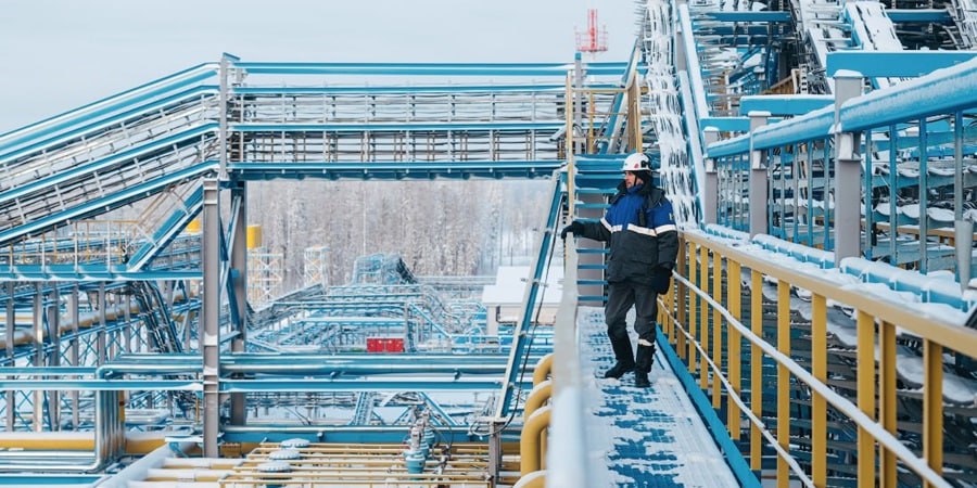Газпром обновил рекорд суточных поставок природного газа в Китай по магистральному газопроводу Сила Сибири 1 сообщила компания Тезисы от Газпрома 16 октября Газпром зафиксировал новый исторический рекорд суточных поставок газа в Китай по МГП Сила Сибири 1 поставленный объем превысил контрактные обязательства Газпрома это четвертый рекорд с момента выхода поставок по газопроводу Сила Сибири на максимальный контрактный уровень 1 декабря 2024 г поставки российского газа идут в рамках долгосрочного договора купли продажи газа между Газпромом и CNPC Напомним что с 1 декабря 2024 г на основании подписанного с CNPC допсоглашения Газпром на месяц ранее запланированного срока вывел суточные поставки по МГП Сила Сибири 1 на максимальный контрактный уровень Согласно контракту максимальный объем поставок должен составлять 38 млрд м3 год За январь август 2025 г поставки газа в Китай по газопроводу увеличились на 28 3 по сравнению с аналогичным периодом 2024 г Источник фотографии Telegram канал Газпрома подписаться голосовать все новости технологии журнал