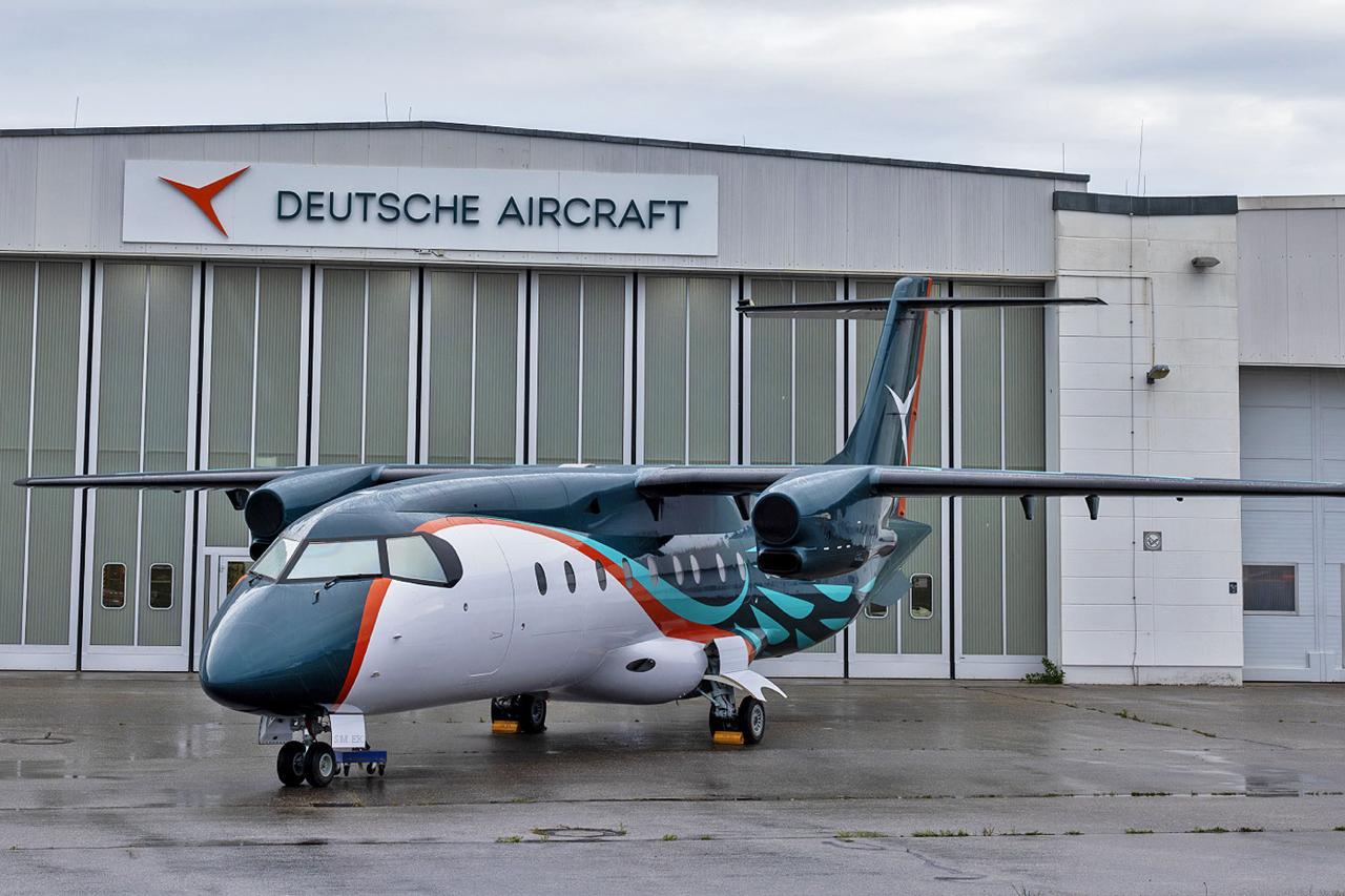 Deutsche Aircraft откладывает первый полёт прототипа D328eco до 2026 года Deutsche Aircraft перенесла первый полёт нового регионального турбовинтового самолёта D328eco с 2025 на 2026 год Несмотря на это ввод машины в коммерческую эксплуатацию по прежнему запланирован на конец 2027 года D328eco это модернизированная версия Dornier 328 известного по 1990 м годам Главное отличие новые двигатели Pratt Whitney Canada PW127XT S и современный комплекс авионики Garmin G5000 Prime Самолёт получил удлинённый на 2 1 м фюзеляж что увеличило число пассажирских мест с 32 до 40 В мае был представлен фюзеляж первого прототипа TAC1 собранного из секций двух самолётов Dornier 328 В ближайшие месяцы планируется установка двигателей и кабины экипажа а в 2025 году начнётся монтаж кабельных систем Наземные испытания запланированы на начало 2026 года а первый полёт к середине того же года Серийное производство разместят на новой линии в Лейпциге где компания уже готовит производственные мощности Программа D328eco направлена на создание современного турбовинтового самолёта для региональных авиалиний с упором на эффективность и экономичность Самолёт имеет модульный салон который позволяет легко переоборудовать его под различные задачи санитарные пожарные или гуманитарные Корректировка графика показывает сложность интеграции новых технологий но Deutsche Aircraft подчёркивает что ключевая цель вывод самолёт в коммерческую эксплуатацию в 2027 году остаётся неизменной    AviaNews