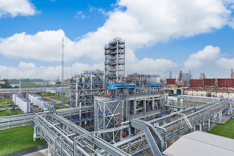 Омский завод каучука готовится выкинуть недружественных иностранцев с рынка ПИБ На заводе Омский каучук входит в ГК Титан запустили производство низкомолекулярного высокореакционного полиизобутилена ПИБ Раньше более 90 этого критически важного продукта для многих отраслей завозили из за рубежа 85 из недружественных стран сообщили в пресс службе ГК Титан Низкомолекулярный высокореакционный ПИБ используют в самых требовательных сферах от авиации и геологоразведки смазки взрывчатка до электротехники и строительства изоляция герметики а также в производстве косметики и средств личной гигиены Он не боится высоких температур кислот щелочей и окисления Продукт эластичен газонепроницаем и совместим с другими материалами Цифры и факты   Мощность 10 тыс тонн в год Позволит устранить зависимость от внешних поставок   Инвестиции 2 5 млрд рублей в том числе 950 млн рублей льготный заем ФРП Приобретено более 100 единиц высокотехнологичного оборудования   Локализация Полный цикл на отечественном сырье по собственной запатентованной технологии ПИБ также повысит уровень локализации конечной продукции в самых разных отраслях от машиностроения до косметической индустрии Мы сформировали полный цикл производства продукции важной для соответствующих отраслей и отличающейся локализацией компетенций которая ранее была доступна только зарубежным поставщикам подчеркнул председатель Совета директоров ГК Титан Михаил Сутягинский Запуск производства это не только вопрос технологического суверенитета но и создание новых рабочих мест и рост налоговых поступлений в регионе добавил губернатор Омской области Виталий Хоценко Монокль главное о русском бизнесе и не только Подписаться