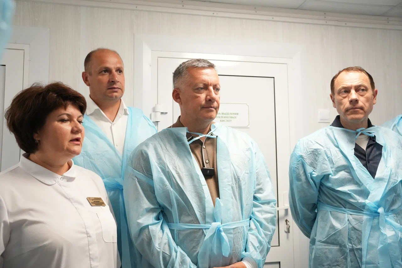 Капремонт Братского перинатального центра завершится до конца 2025 года Медучреждение посетил Губернатор Иркутской области Игорь Кобзев в ходе рабочей поездки в Братск. Капремонт начался в 2023 году. На него выделено 239,8 млн рублей из областного бюджета. В отделениях гинекологии и клинико-диагностических исследований работы уже завершены. Сейчас ремонт идет в женской консультации. «Сегодня мы уделяем особое внимание развитию здравоохранения северной столицы региона. Ремонт перинатального центра идет поэтапно. Персонал уже работает в обновленных отделениях, и я рад, что врачи довольны результатом. Для меня это главный показатель. Основные работы сейчас сосредоточены в корпусе женской консультации – там будут кабинеты для обследования беременных и гинекологических пациенток», – отметил Игорь Кобзев. Губернатор рассказал о проекте акушерско-реанимационного корпуса, который обсуждался с Министром здравоохранения РФ Михаилом Мурашко. «Проектная документация уже прошла государственную экспертизу. Важно, что инициатива поддержана на федеральном уровне. Сейчас мы ждем решения по финансированию. Обращение к Михаилу Мишустину о включении объекта в федеральную программу находится на рассмотрении. Этот корпус нужен не только Братску, но и жителям северных территорий области», – сообщил Игорь Кобзев. Уделили также внимание кадровому вопросу. Главный врач медицинской организации Марина Костюшко рассказала, что перинатальный центр готовится принять выпускниц медицинского колледжа, которые проходят практику и вскоре пополнят штат. «Мы сегодня увеличиваем количество целевых мест, для нас важно, чтобы люди, которые хотят работать в медучреждениях родного города могли получить соответствующие специальности. В условиях кадрового дефицита также активно реализуем программы выездной работы медицинских специалистов, чтобы жители отдалённых территорий могли получить консультации и осмотры врачей разных направлений», – подчеркнул Игорь Кобзев.