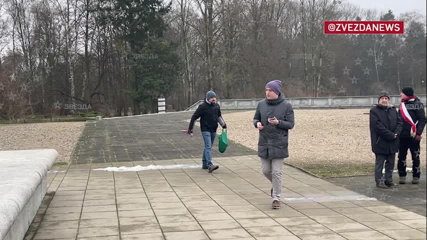 Российские дипломаты возложили венки в Варшаве, несмотря на протесты активистов