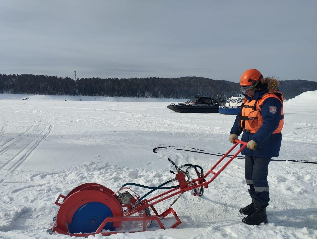 Спасатели вновь распилили лёд в районе залива Шумиха на Красноярском водохранилище   Делается этого для того, чтобы автомобилисты не выезжали на водоем. Ходить там тоже опасно, напоминают в администрации Дивногорска.   В этом году лёд на акватории водохранилища так и не достиг безопасной толщины для открытия автозимника.   Фото: администрация Дивногорска