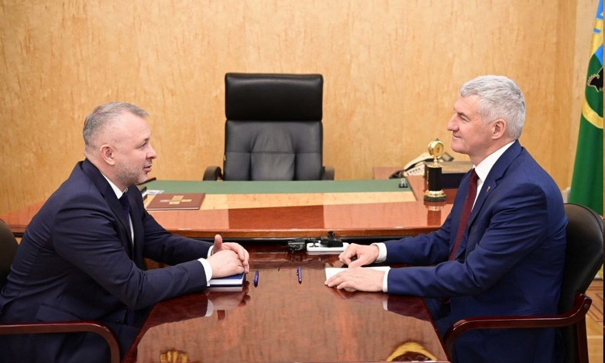 #Карелия #власть Новый премьер-министр карельского правительства Андрей Сергеев прибыл в Карелию. — Поставил задачи, которые премьер-министр должен держать на особом контроле... В частности, поручил вместе с Минфином разработать и представить предложения по поддержке муниципальных бюджетов — нам необходимо добиться равномерного роста доходов в наших районах и округах. Поставил задачи курировать промышленность и здравоохранение. Необходимо познакомиться со всеми ключевыми стройками и предприятиями, обеспечить в 2025 году ввод новых объектов, — написал губернатор Артур Парфенчиков. Также новому главе правительства поручили подготовить предложения по развитию промышленного потенциала Карелии и привлечению федеральных средств по линии Минпромторга. Кроме того, Сергеев будет курировать вопросы дорог, ЖКХ и расселения аварийного жилья.