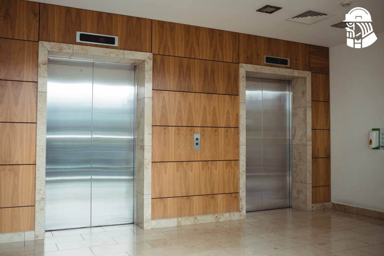 Почти половина москвичей боится ездить в лифте Более 40 жителей Москвы испытывают тревогу при поездках в лифте показал опрос BAZA Development Основными опасениями являются падение 35 и застревание 31 кабины а также длительное ожидание помощи При этом 10 7 опрошенных предпочитают избегать отечественных лифтов 7 иностранных а 3 5 скоростных моделей Московские родители серьезно относятся к этой проблеме половина из них не отпустит ребенка младше семи лет в лифт без сопровождения kvadratnymaster