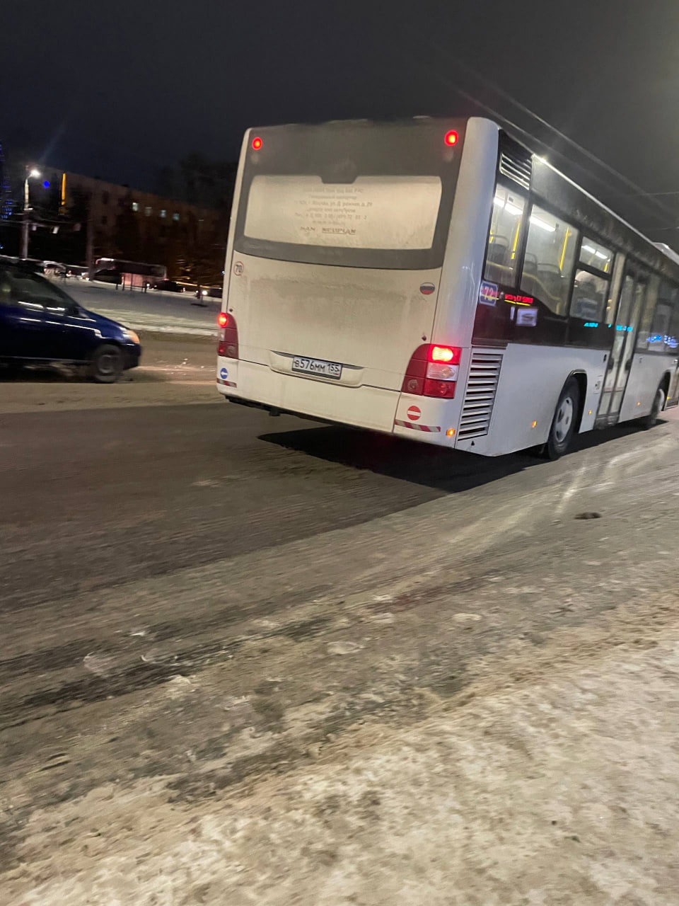 В Омске водитель автобуса высадил детей из за проблем с картой В соцсетях горожане обсуждают инцидент с высадкой детей из автобуса По информации из паблика Аварийный Омск водитель потребовал выйти четырех мальчиков 11 14 лет когда банковская карта одного из них не сработала При этом один подросток уже оплатил проезд наличными Со слов автора поста на остановке Воинская водитель грубо кричал на ребят заставляя их выходить Мальчик оплативший проезд потребовал вернуть деньги Водитель отдал лишь часть суммы 20 рублей из 45 После спора он вернул еще 20 но 5 рублей так и остались у него На жалобу отреагировали в мэрии пообещав провести проверку и связаться с перевозчиком если считаешь что в этой ситуации неправ водитель   если считаешь что водитель сделал все правильно Фото Аварийный Омск Написать в редакцию можно здесь gorod55ru