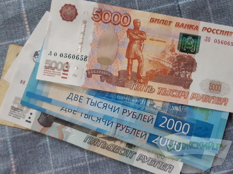 Жители Волгоградской области назвали минимальную ожидаемую зарплату Один из сайтов по поиску работы и сотрудников оценил зарплатные ожидания работников на рынке труда. Как рассказали Волжский.ру в пресс-службе hh.ru, в апреле 2025 года жители Волгоградской области стали мечтать о зарплате в среднем около 55,3 тысячи рублей. Это на 5,3 тысячи рублей больше, чем в прошлом году. Сильнее всего в регионе выросли ожидания по зарплате у специалистов из отрасли «Сельское хозяйство» – на 19,5 тысячи рублей до 99,5 тысячи рублей , у кандидатов из сферы «Добыча сырья» - на 16 тысячи рублей до 90 тысяч рублей , у топ-менеджеров – на 14,2 тысячи рублей до 114,2 тысячи рублей , у представителей автомобильного бизнеса – на 13 тысячи рублей до 73 тысячи рублей . Подробнее на Волжский.ру: