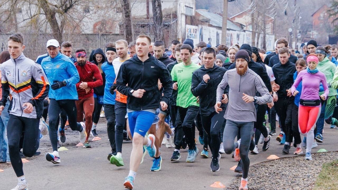 ‍ Курск посетил чемпион мира по кёрлингу на колясках, многократный марафонец, «5 вёрст-турист» Виталий Данилов. Он стал участником еженедельной субботней утренней пробежки на Боевой даче «5 вёрст».  Старт был дан в 141-й раз и собрал почти 180 человек, среди которых были исполняющий обязанности министра физической культуры и спорта Курской области Вячеслав Харитонов, воспитанницы СШОР «Динамо», мастер спорта России международного класса по легкой атлетике Екатерина Купина.   В серии забегов регулярно принимает участие и наш земляк - слабовидящий курский спортсмен, велосипедист Сергей Пестерев в сопровождении напарника Ивана Шурупова.  Всем, кто раздумывает, заниматься бегом или нет, стоит приглядеться к «5 вёрстам» - это полностью бесплатный проект, проводимый добровольцами.  Фото Ильи Падымова.