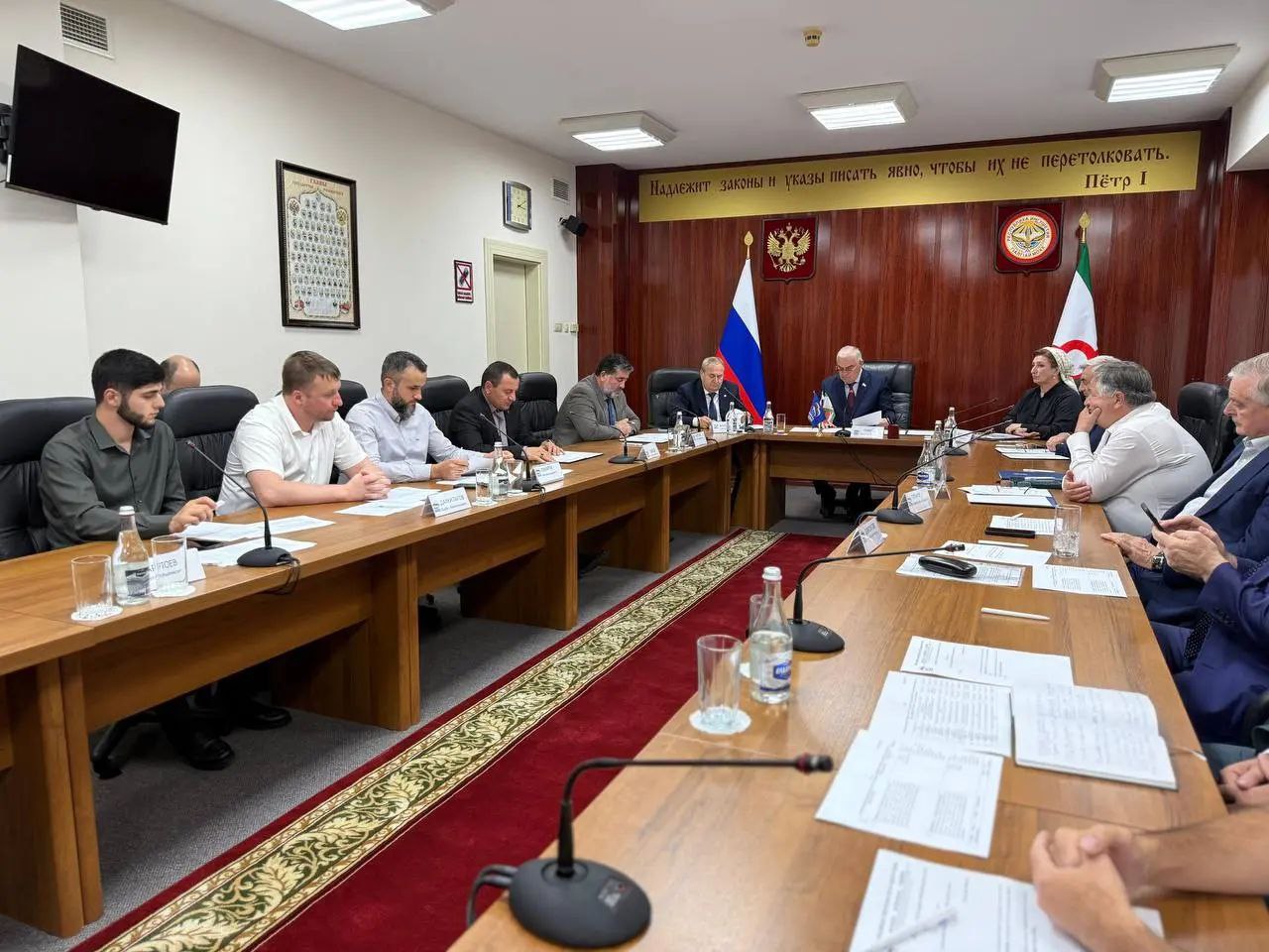 Подготовку к форуму муниципальных депутатов обсудили единороссы Ингушетии Заседание президиума регионального политического совета Единой России состоялось в Магасе под председательством секретаря республиканского отделения партии спикера Народного собрания Магомета Тумгоева Обсуждались вопросы подготовки и проведения форума муниципальных депутатов главными темами которого станут реализация Народной программы и социальных инициатив а также поддержка участников СВО и их семей Принято решение о том что мероприятие пройдет в центре культурного развития столицы региона 20 сентября сообщили газете Ингушетия в пресс службе ИРО ВПП Единая Россия Уверен что этот форум станет важной площадкой для обмена опытом и выработки решений которые напрямую касаются жизни людей подчеркнул Магомет Тумгоев Также на заседании была затронута тема проведения партийного конкурса Народный депутат Замруководителя РИК партии Иса Омаров отметил что первый этап подачи заявок завершился 31 августа Он напомнил что конкурс проводится Единой Россией в рамках Года муниципального депутата и направлен на выявление и распространение лучших практик работы парламентариев с избирателями на уровне муниципалитетов ПОДПИСАТЬСЯ ПРЕДЛОЖИТЬ НОВОСТЬ