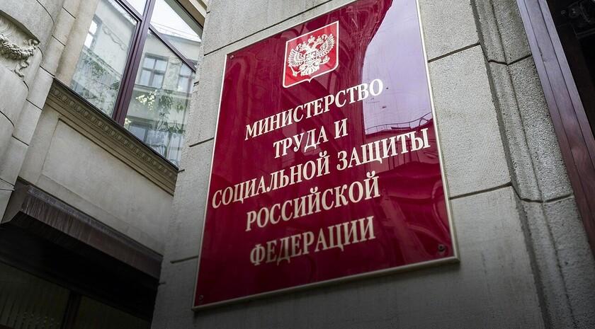 Власти не планируют пересматривать пенсионный возраст молодежь сможет закрыть потребности рынка труда Пенсионная реформа только только завершается а в исторических регионах переходный период продолжится до конца 2032 года Об этом заявил глава Минтруда РФ Антон Котяков в интервью журналу Эксперт Никаких планов по пересмотру пенсионного возраста у нас нет Сегодняшнее окно возможностей для рынка труда это ребята в возрасте 18 27 лет ответил он на вопрос о том может ли высокая потребность в кадрах и рост продолжительности жизни сделать тему повышения пенсионного возраста вновь актуальной С 2019 года в России проходит реформа пенсионной системы которая подразумевает постепенное повышение возраста выхода на пенсию К 2028 году женщины будут уходить на пенсию в 60 лет мужчины в 65 лет Мы в MAX