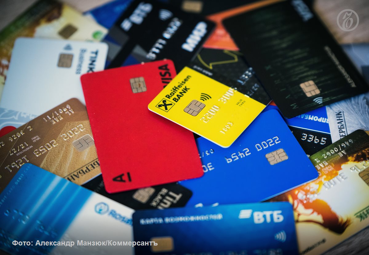 Банки просят не наделять ЦБ правом ограничивать срок действия платежных карт поскольку это может привести к полной блокировке карт Visa и Mastercard По оценкам экспертов в России сейчас действует до 100 млн карт международных платежных систем В ЦБ обещают в ближайшей перспективе этим правом не пользоваться но и отказываться не планируют Регулятор отмечает что чем дольше человек пользуется картой с истекшим сроком действия тем выше вероятность того что мошенники могут завладеть ее реквизитами Однако эксперты полагают что после истечения срока действия карта не становится менее защищенной а применение проектируемой меры приведет к росту расходов банков и может вызвать ускорение перехода на альтернативные способы платежей СБП QR коды и другие Ъузнал