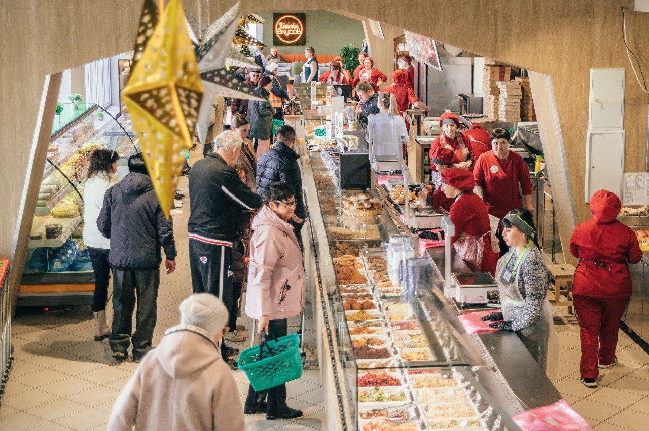 Налоги от предприятий региона достигли отметки в 102 7 млрд рублей Губернатор Краснодарского края Вениамин Кондратьев сообщил что налоговые поступления от предприятий торговли общепита и бытового обслуживания региона достигли отметки в 102 7 миллиарда рублей за прошедший год увеличившись почти в 2 3 раза за пять лет Эта сумма превзошла ожидания достигнув уровня запланированного лишь 2027 Губернатор подчеркнул важность отрасли для стабильного экономического роста региона и отметил что дополнительные средства позволят увеличить финансирование социальных проектов медицины и образовательных учреждений Увеличение отчислений позволяет нам направлять больше средств на развитие социальной инфраструктуры здравоохранения и образования написал Вениамин Кондратьев В дальнейшем планируется продолжать создание комфортных условий для предпринимательской деятельности на территории края чтобы обеспечить дальнейший экономический подъем Телеканал Краснодар в MAX