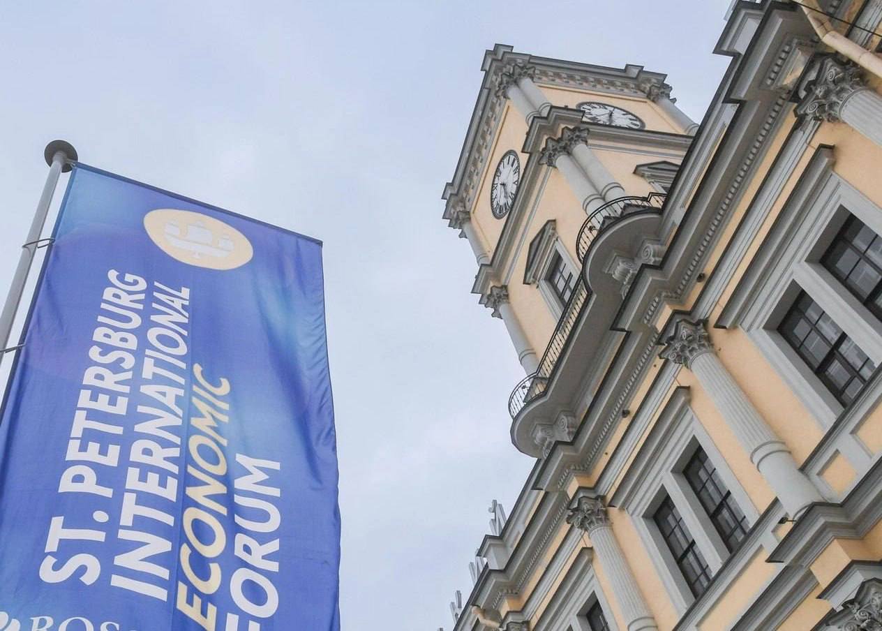 На Петербургском международном экономическом форуме состоится сессия «Платежи обесцениваются? Трансформация мирового платежного рынка». Особое внимание спикеры уделят глобальному тренду — переход от комиссий к монетизации дополнительных услуг и влияние Big Tech. Гендиректор НСПК Дмитрий Дубынин расскажет о безналичных платежах и инновациях. Также затронут цифровые экосистемы и стратегии баланса между конкуренцией и кооперацией банков и Big Tech. Реклама. 18+, Фонд «Росконгресс», roscongress.org.