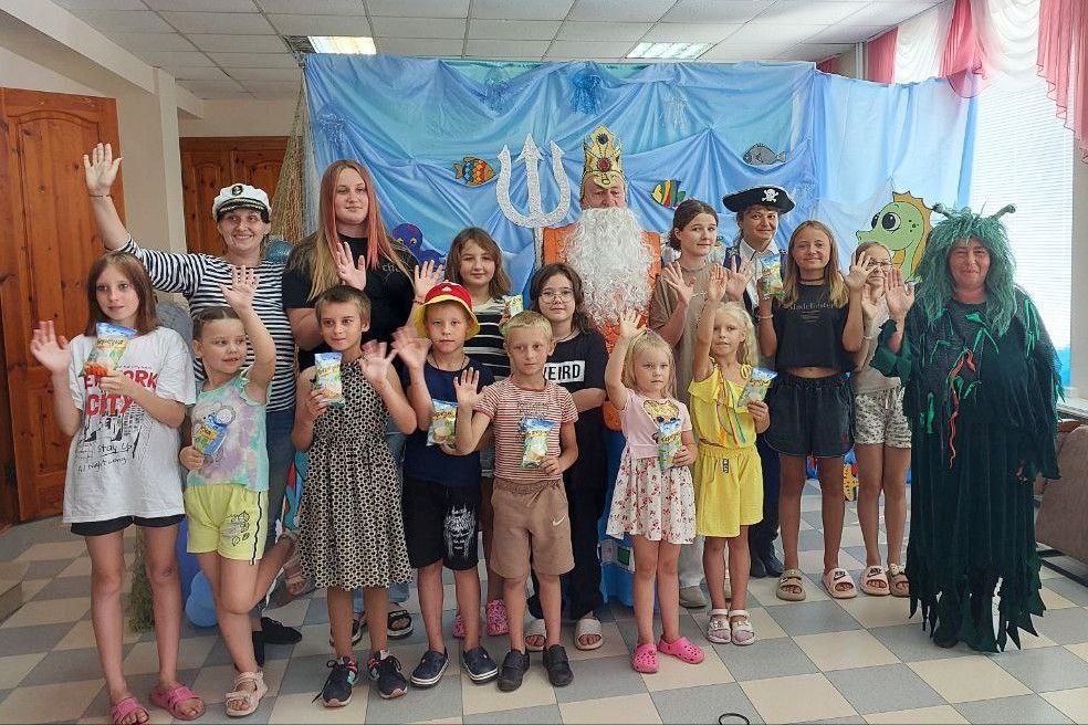 В Кирилловском Доме культуры прошла яркая театрализованная игровая программа «День Нептуна», подарившая юным гостям незабываемые морские приключения.  Дети с восторгом участвовали в тематических конкурсах: они «ловили рыбу», отвечали на вопросы увлекательной морской викторины и проявили свои таланты в рисовании повелителя морских глубин.  Кульминацией праздника стало угощение всех участников вкуснейшим мороженым от самого Нептуна, а также памятная фотосессия с любимыми морскими персонажами.