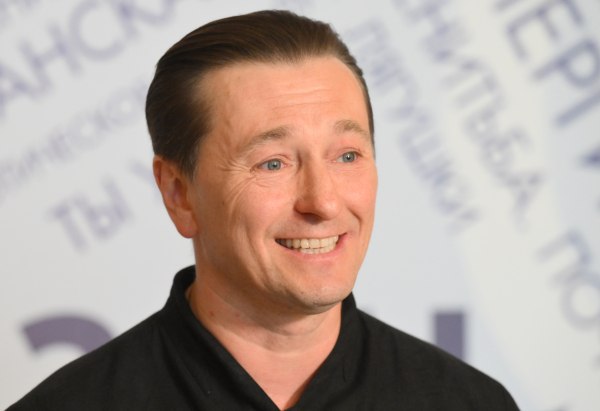 Сергей Безруков попросил суд запретить продажу масок с изображением его лица Актёр подал иск к предпринимателю Кристине Соболевской В инстанции РИА Новости сообщили что женщина разместила на маркетплейсах продукцию с изображением лица артиста не получив на то его согласия Безруков расценивает это как нарушение своих прав В поданном иске указано что ответчиком ИП Соболевской К О выставлены на продажу на платформах Wildberries и Ozon Карнавальные маски на лицо Сергей Безруков а также тканевые маски с изображением лица артиста заявили агентству в Хамовническом суде Москвы Безруков просит запретить Соболевской распространять его персональные данные в интернете а также взыскать с ответчика компенсацию морального вреда Её сумма не называется Подписаться на Говорит Москва Telegram VK MAX