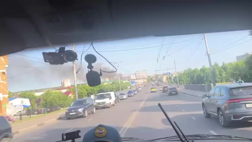 Пожар в хозпостройке в Орле угрожает жилому дому