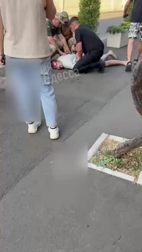 Инцидент в Одессе: мужчина использует нож в самообороне против охотников