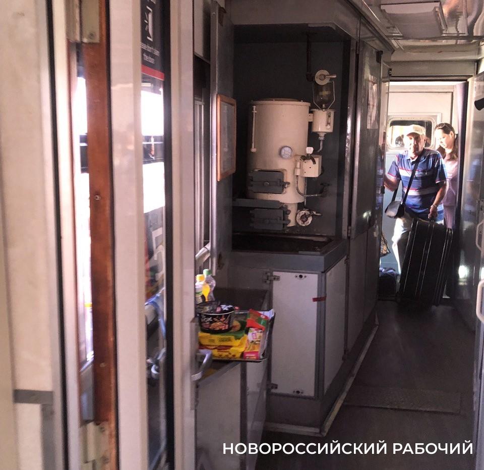 НР путешествие В РЖД продлили скидки Как сэкономить новороссийцам на поездках в поезде Скидки которые действовали на билеты в поездах дальнего следования в этом году в РЖД решили не отменять и в 2026 году Касаются они только поездок в купейных вагонах и вагонах СВ Так уже сейчас можно оформить билеты со скидками в рамках следующих акций сообщила пресс служба компании СИНГЛ в вагонах СВ При выкупе одним пассажиром всех мест в купе вагона СВ предоставляется скидка 20 Целое купе При выкупе всех мест в купе можно сэкономить от 10 до 20 Для пассажиров 60 Скидка 10 предоставляется на билеты в купе для пассажиров в возрасте от 60 лет и старше Пассажиры могут воспользоваться и невозвратным тарифом Он позволяет оформить билет со скидкой 20 в последнее 4 местное купе в двухэтажных поездах последнее купе на обоих этажах Новороссийский рабочий