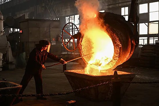По итогам десяти месяцев 2025 года спрос на сталь в России сократился на 15 процентов а отдельно в третьем квартале упал до минимальных с 2015 2016 годов 9 2 миллиона тонн Об этом со ссылкой на подсчеты аналитиков оценивших отчетность Северстали пишет Коммерсантъ Накануне металлургическая компания сообщила об отказе от выплаты дивидендов за третий квартал Гендиректор Северстали Александр Шевелев объясняя это решение указал что кризисная ситуация в российской металлургии продолжает ухудшаться замедление деловой активности наблюдается во всех ключевых потребляющих отраслях Ведущий аналитик Т Инвестиций Ахмед Алиев полагает что четвертый квартал для металлургов окажется даже хуже третьего потому что в это время активность в строительном секторе традиционно слабая С ним согласен начальник управления аналитики по рынку ценных бумаг Альфа банка Борис Красноженов ожидающий нового снижения внутренних цен на плоский прокат из за недостаточного спроса со стороны строителей
