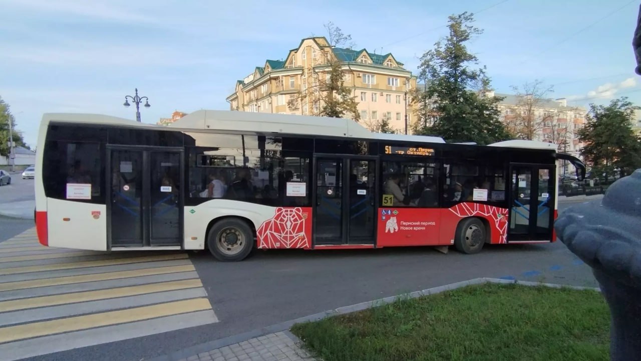 Три пермских автобуса изменят график движения на время перекрытия Соликамской.   С 00:00 субботы 19 октября до 06:00 20 октября в Орджоникидзевском районе Перми изменится движение трех автобусных маршрутов из-за закрытия проезда по ул. Соликамской.   Маршруты автобусов №18, №24, №32 поедут в объезд по ул. Лянгасова, Целинной, Ивана Франко и Гашкова. Также, маршрут №24 будет разделен: часть рейсов последует до остановки «Камтэкс» для подвоза сотрудников предприятий, а часть направится в объезд до пл. Дружбы.