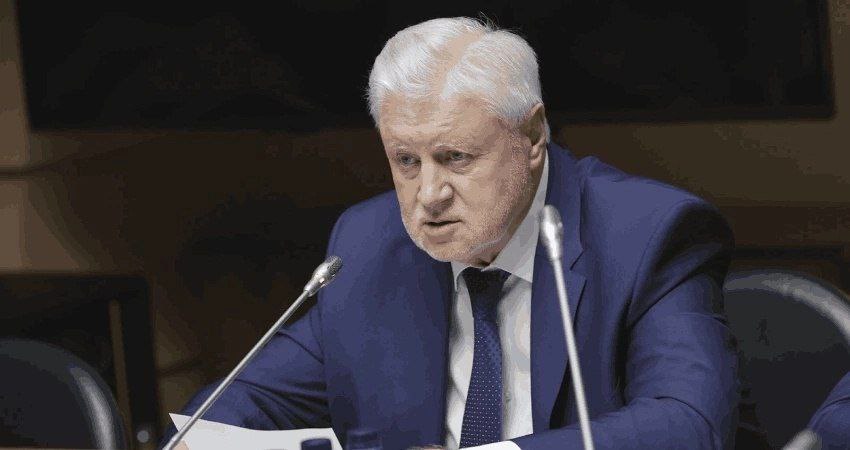 «Нечем платить»: в Госдуме объяснили долги россиян за коммуналку.  Люди не оплачивают ЖКУ не от «хорошей жизни», а потому что у них нет денег, заявил депутат Сергей Миронов. Так он прокомментировал просьбу УК разрешить передавать долги коллекторам.  Миронов напомнил, что запрет ввели в 2019 году, и с тех пор тарифы ЖКХ выросли на порядок. Но россияне все равно продолжают «из последних сил и средств» платить коммуналку. Но не все могут это себе позволить.  «Вновь натравливать на граждан коллекторов на фоне драконовских цен и тарифов — недопустимо», — сказал депутат.  Он также назвал «грабежом», когда за «бешеные суммы» раз год меняют лампочку в подъезде и считают это «содержанием жилья». По словам Миронова, УК «нужны не коллекторы, а аудиторы».   Подпишись: