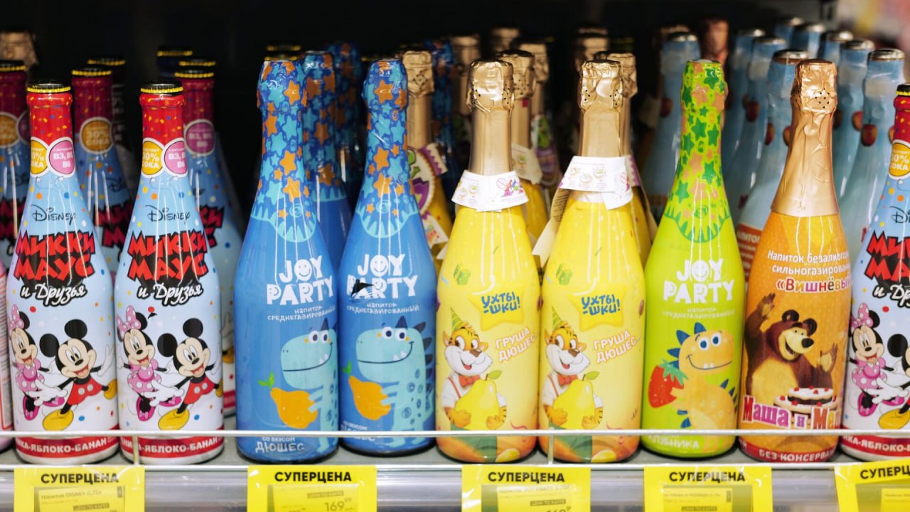 Ограничения на продажу детям и подросткам безалкогольной продукции имитирующей алкоголь обсуждают в Госдуме Покупка и употребление таких напитков может вызвать нездоровый интерес к алкоголю и сформировать вредную привычку считает председатель ГД Володин ссылаясь на врачей По его данным и оценкам экспертов в возрасте 10 13 лет употребляют безалкогольное пиво и вино около 6 детей в 16 17 лет порядка 21 То есть почти каждый пятый Подписаться на truekpru Читать нас в MAX