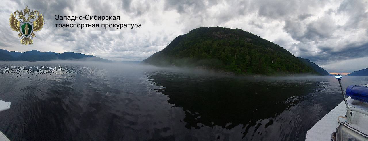 В Республике Алтай транспортная прокуратура направила в суд уголовное дело о нарушении правил безопасности движения и эксплуатации внутреннего водного транспорта, повлекшее по неосторожности смерть человека     В Горно-Алтайской транспортной прокуратуре утверждено обвинительное заключение по уголовному делу в отношении судоводителя маломерного судна. Он обвиняется по ч. 2 ст. 263 УК РФ  нарушение правил безопасности движения и эксплуатации внутреннего водного транспорта лицом, управляющим маломерным судном, повлекшее по неосторожности смерть человека .   По версии следствия в июне 2024 года судоводитель, управляя маломерным судном в акватории озера Телецкое Улаганского района Республики Алтай, при неблагоприятных метеоусловиях и ограниченной видимости, не выбрал безопасную скорость движения и допустил столкновение судна с препятствием, что привело к затоплению моторной лодки и смерти пассажира.    Уголовное дело направлено в Улаганский районный суд Республики Алтай для рассмотрения по существу.  #РЕСПУБЛИКААЛТАЙ #УГОЛОВНОЕДЕЛО