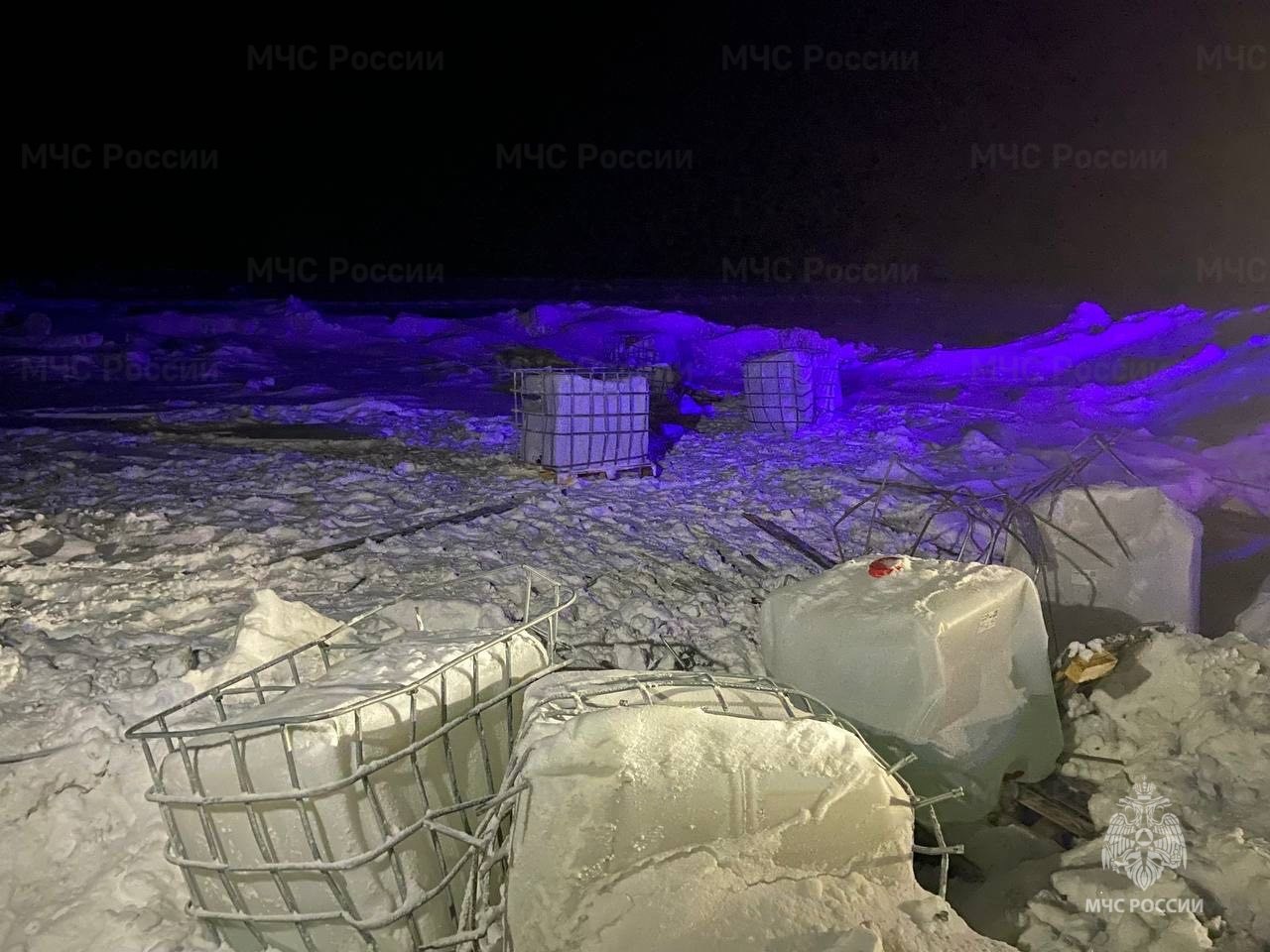 Соляная кислота разлилась после аварии на трассе в Боготольском округе 11 еврокубов с опасной жидкостью обнаружили на 601 километре дороги р 255 Сибирь накануне вечером Тара с соляной кислотой выпала на обочину при ДТП Сколько именно ее разлилось пока уточняют На месте работали 17 спасателей и 4 спецмашины Территорию оцепили Рядом с участком где разлилась кислота нет сел и деревень Угрозы что жидкость растечется или попадет в реки нет рассказали в МЧС Фото mchskrsk eniseytv