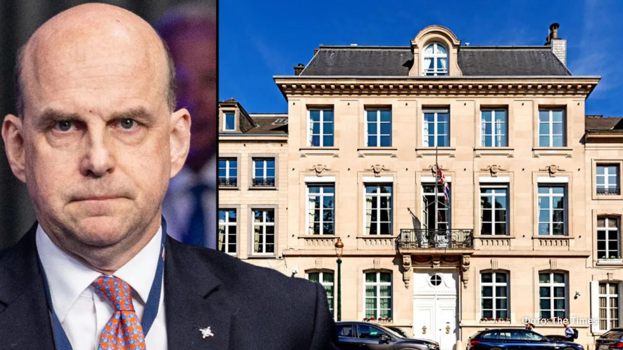 Молодая любовница постпреда Британии в НАТО Ангуса Лапсли жила в официальной резиденции в Брюсселе Несмотря на это изменщика повысили сообщает The Times со ссылкой на источники В издании отмечается что пара не пыталась скрыть свои отношения Ангус использовал резиденцию как свою собственную а итальянка с которой он крутил роман приезжала туда на Рождество и летние приемы Ранее женщина была его ассистенткой Источники добавили что после пересмотра внутренних норм альянса никаких нарушений правил не было выявлено Лапсли было разрешено продолжить работу на своем посту и британское правительство даже повысило его до должности посла В НАТО нет никаких правил запрещающих отношения старших должностных лиц с подчиненными Больше новостей IZ RU в MAX