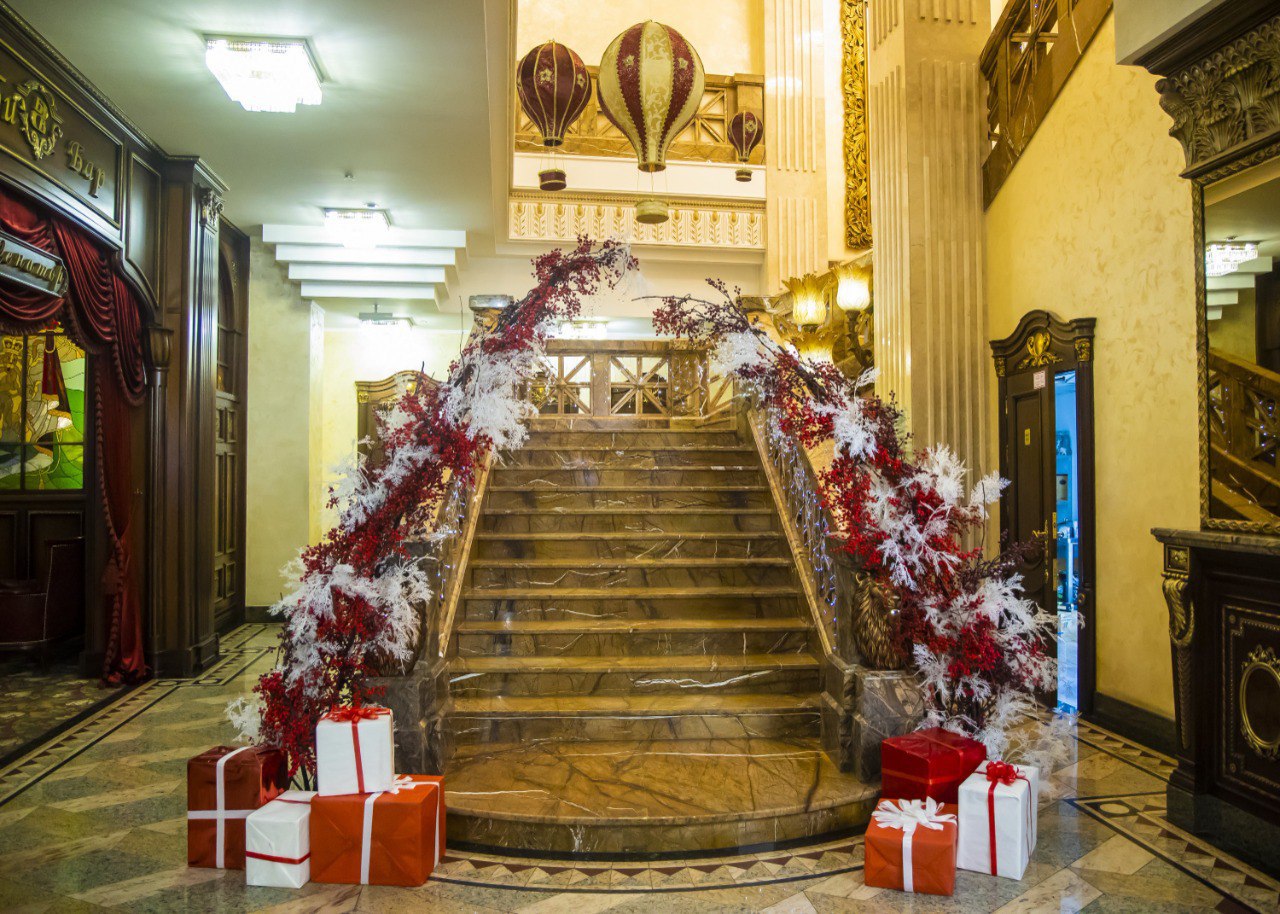 Челябинцы массово наводят красоту перед праздниками Названы три тренда предновогодней суеты Жители Челябинской области активно готовятся к новогодним праздникам стремясь решить бытовые и организационные вопросы заранее Анализ спроса на услуги в ноябре декабре 2025 года показал значительный рост интереса к праздничному оформлению утеплению жилья и бьюти процедурам Перед праздником челябинцы уделили особое внимание дому Спрос на утепление дверей вырос более чем в два раза Также на 82 увеличился интерес к герметизации оконных рам а к утеплению и герметизации самих окон почти на 50 Значительно возрос спрос на услуги связанные с организацией праздника Аренду фотобудки и фотозоны искали более чем в два раза чаще На 78 активнее планировали взять в аренду костюмы а спрос на выступление музыкального коллектива вырос на 27 Не забыли жители области и о внешнем виде SPA уход для ног искали в 6 1 раза чаще для рук в 3 4 раза Также популярностью пользовались сложная укладка коротких волос и экспресс педикюр Позаботились и о технике профессиональную чистку от пыли планировали заказать в 5 7 раза чаще eugenejut