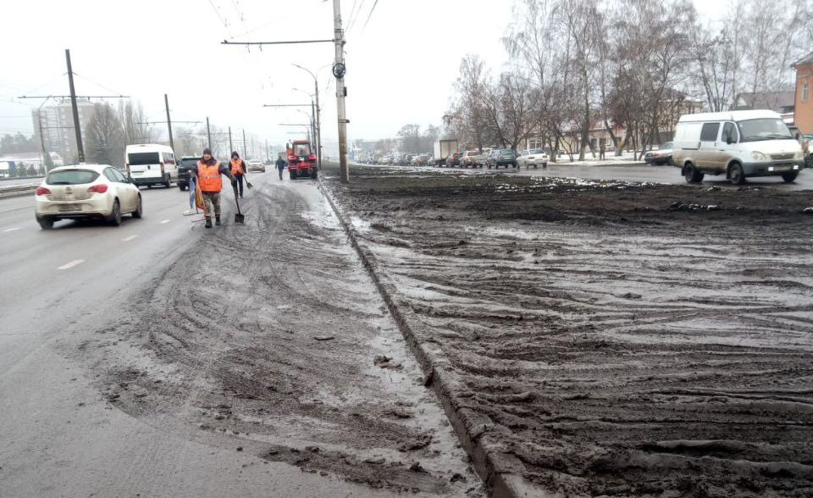 В Курске благоустроенный участок превратили в грязное месиво  На улице Энгельса автовладельцы испортили газон. Озеленённую разделительную полосу перепахали колёса.  Правила ПДД и здравый смысл наших гонщиков не останавливают – лишь бы поскорее выехать на главную улицу.  Ранее на этом участке проходил ремонт теплосети. Коммунальщики после «раскопок» навели порядок – их усилия теперь размазаны грунтом по дороге.  Комитет ЖКХ взывает к сознательности граждан. Не устраиваем «грязные» гонки!  Фото: мэрия Курска     !