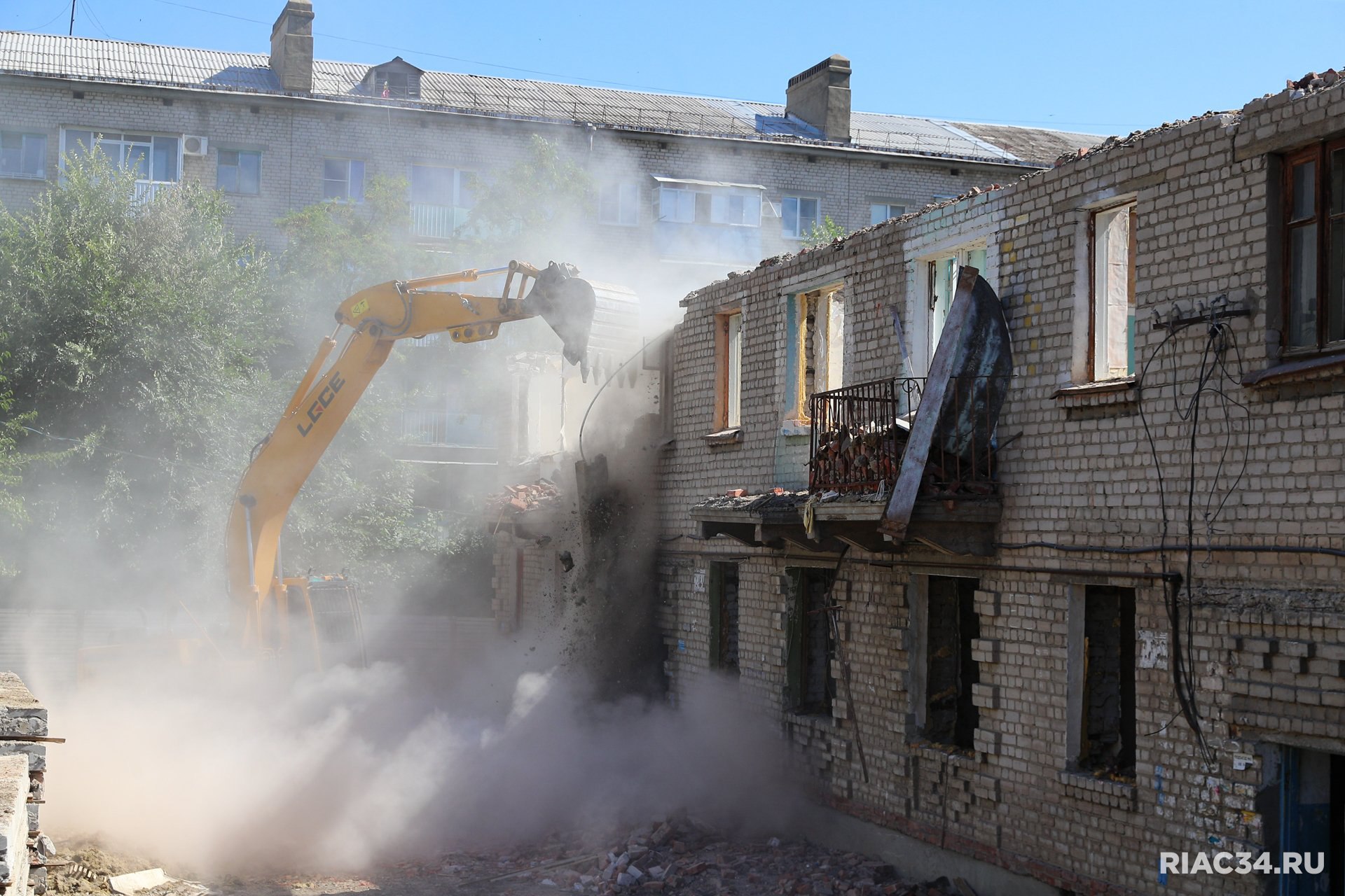 В Красноармейском районе Волгограда снесут два аварийных многоквартирных дома Кирпичные двухэтажки 4 и 6 по ул Лесобазовской были возведены в начале 50 х годов прошлого века Сейчас оба здания расселены в рамках программы ликвидации аварийного жилья Около 80 жителей получили новые квартиры или денежные выплаты Администрация Волгограда объявила конкурс по выбору подрядчика которому предстоит демонтировать здания общей площадью свыше 1700 кв м вывезти строительный мусор и выполнить вертикальную планировку участков Начальная цена муниципального контракта 13 6 млн руб