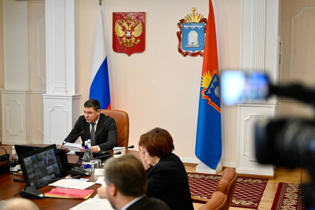 Собираемость имущественных налогов с граждан в Тамбовской области составила 88 процентов Об этом на совещании в региональном правительстве рассказал руководитель Управления ФНС по Тамбовской области Алексей Житлов Также он обратил внимание на нововведения налогового законодательства в 2025 году За 11 месяцев года поступления налогов и сборов в консолидированный бюджет области составили 56 млрд 770 млн рублей рост в сравнении с 11 мес 2024 г 113 в региональный бюджет 44 млрд 710 млн рублей рост 112 За год в консолидированный бюджет области ожидаются поступления налогов и сборов в сумме 62 млрд 907 млн рублей что превысит уровень предыдущего года на 12 Как и в прошлые годы списки неплательщиков мы предоставим заинтересованным органам власти по подведомственности в максимально короткие сроки К ним будут применяться меры взыскания предусмотренные Налоговым кодексом сказал руководитель налоговой службы И напомнил что с 1 ноября 2025 года вступил в силу новый порядок взыскания налоговой задолженности с физических лиц Глава области Евгений Первышов поблагодарил работников налоговых органов за эффективную работу и отметил что предстоит большая совместная работа по стабильному увеличению доходов консолидированного бюджета области Несмотря на хорошие результаты работы по сбору налогов наш регион остается дотационным Поэтому совместная работа должна быть направлена на экономический рост Область сможет выполнить многие задачи если в региональном бюджете будет порядка 100 миллиардов рублей сказал он Также руководитель области отметил что по причине низких зарплат 150 тысяч тамбовчан работают в других регионах которые более успешны экономически Стоит задача вернуть этот человеческий потенциал в наш регион Фото Павел Васильев Наши новости в МАХ