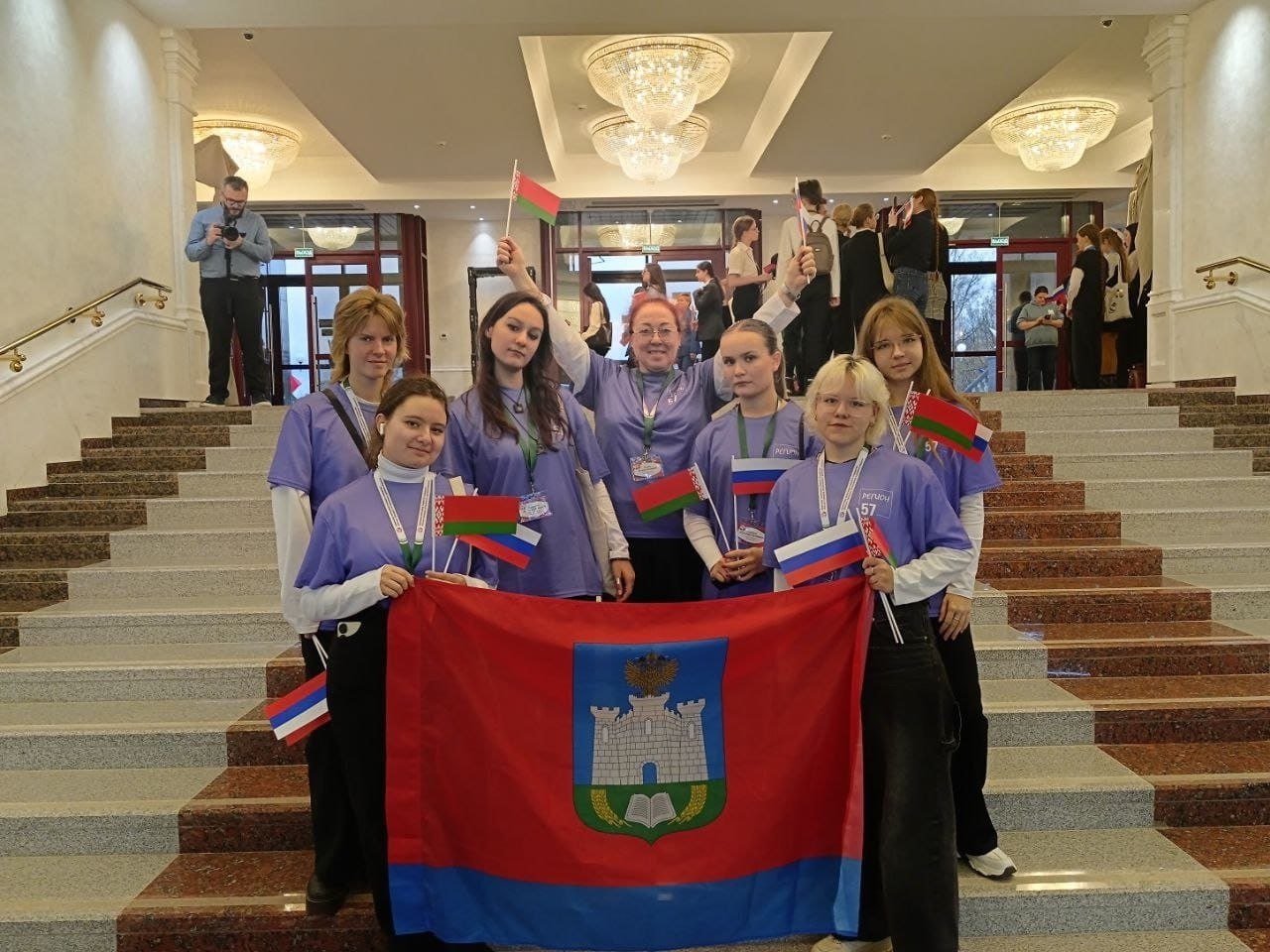 Орловчанка Анастасия Самохина стала лауреатом третьей степени олимпиады Россия и Беларусь историческая и духовная общность Это олимпиада Союзного государства Она прошла в Витебске Собралось 198 старшеклассников из 24 регионов России и 9 областей Беларуси сообщили в Департаменте образования региона В первом туре школьникам предстояло написать работу по одному из трех направлений сочинение рассуждение эссе или отзыв на произведения русской и белорусской литературы Во втором туре ребята участвовали в творческих конкурсах Орловскую область представили Александра Андреева из лицея 22 Олеся Козак из лицея Магистр Яна Лаптяева из лицея 40 Анна Овсянникова из Образцовской средней школы Любовь Салина из школы Леонардо и Анастасия Самохина из лицея 21 Анастасия Самохина стала лауреатом III степени Поздравляем Настю и педагогов подготовивших девочек Фото Департамента образования Орловской области Perviy Oblastnoi Мы в МАХ