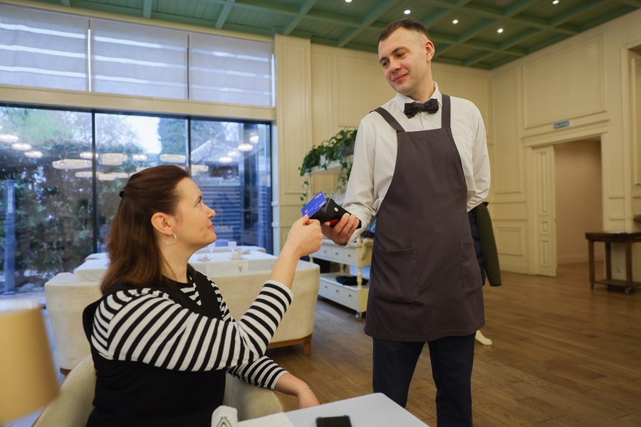 Каждый второй сибиряк использует наличные в качестве подарка а 22 для чаевых Результаты опроса ВТБ показали что за последний год каждый второй сибиряк 49 стал реже использовать наличные Респонденты отметили что выбирают платежный инструмент в зависимости от суммы трат При покупках до 3 тыс рублей чаще всего к СБП прибегают респонденты 26 34 лет а оплата pay сервисами особенно популярна среди клиентов 35 44 лет При оплате до 100 тыс рублей к переводам через СБП активнее подключается как молодежь 18 25 лет так и россияне постарше 26 лет 34 года Биометрией для таких покупок пользуется каждый десятый из возрастной группы 26 34 лет Оплачивать покупки дороже 100 тыс рублей с помощью СБП склонны россияне в возрасте 26 34 года а pay сервисами 35 44 года   kuzzbas ru news finance 77339 html