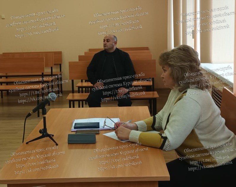 Штрафом в 100 тысяч рублей закончился скандал в Золотухино Там еще в июле местный предприниматель избил главу поселка Андрея Авдеева в его служебном кабинете Конфликт с рукоприкладством произошел из за земельного участка Предприниматель Насиб Раджабов пришел к главе поселка Золотухино в кабинет Не согласившись с решениями последнего относительно своих заявлений о перераспределении земельного участка и не согласившись с разъяснениями о необходимости устранения кадастровой ошибки нанес должностному лицу три удара кулаком по лицу Один пришелся по руке которой глава поселка прикрывался сообщили в объединенной пресс службе судебной системы Курской области Предприниматель в суде вину признал но в содеянном раскаиваться отказался Решением суда он оштрафован на 100 тысяч рублей в доход государства Фото объединенной пресс службы судебной системы Курской области Курская аномалия