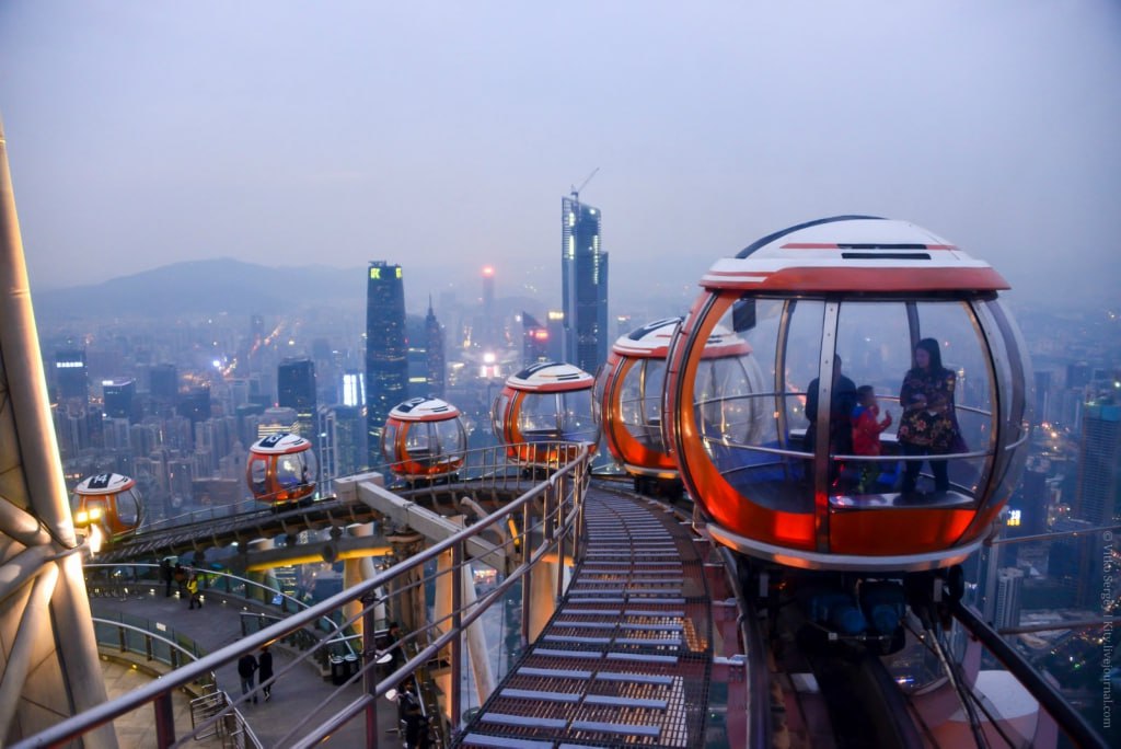 Китай впервые вошел в топ 5 направлений среди россиян на Новый год АТАГ Китай впервые вошел в пятерку наиболее популярных зарубежных направлений на Новый год среди россиян Динамика числа бронирований выросла более чем в 2 5 раза Об этом сообщили в Ассоциации турагрегаторов АТАГ в которую входят крупнейшие платформы онлайн заказов в сфере туризма и отдыха По ее данным в основном туристы выбирают Пекин и Гуанчжоу провинции Гуандун Самыми востребованными зарубежными направлениями стали Белоруссия 13 Таиланд 15 Турция 80 ОАЭ 85 В Ассоциации туроператоров топ 5 зарубежных направлений выглядит иначе Таиланд Египет ОАЭ Вьетнам Турция Китайский Хайнань расположился лишь на восьмом месте   Новости Китая ЭКД