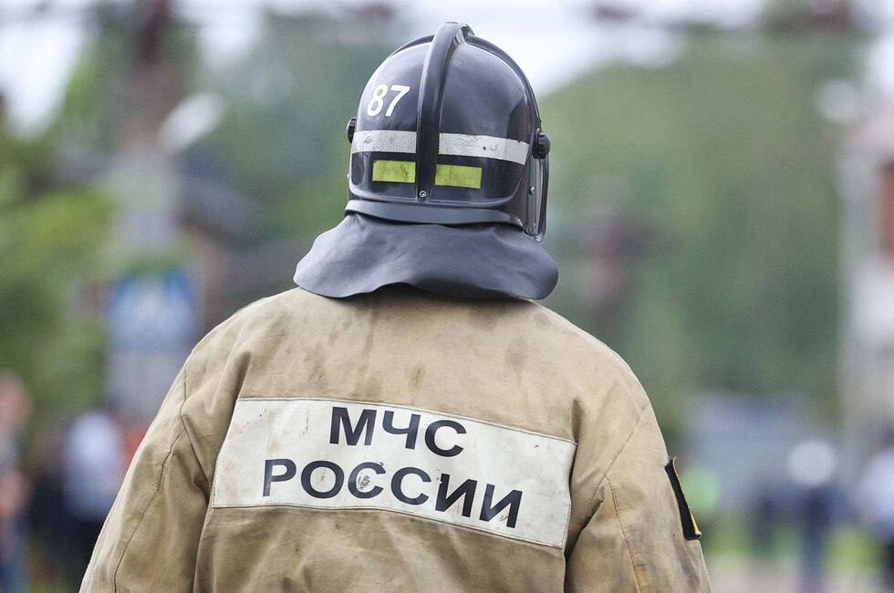Дрон атаковал машину сотрудника МЧС в Горловке, он в больнице с контузией Как рассказали в республиканском главке ведомства, пожарный из Никитовского района утром сменился после смены и поехал домой. В этот момент его автомобиль атаковал беспилотник. «Командир отделения, который ехал следом, быстро прибыл на помощь. Он перевез пострадавшего на своем автомобиле в безопасное место и передал его медикам скорой помощи», — рассказали в МЧС. Подписаться