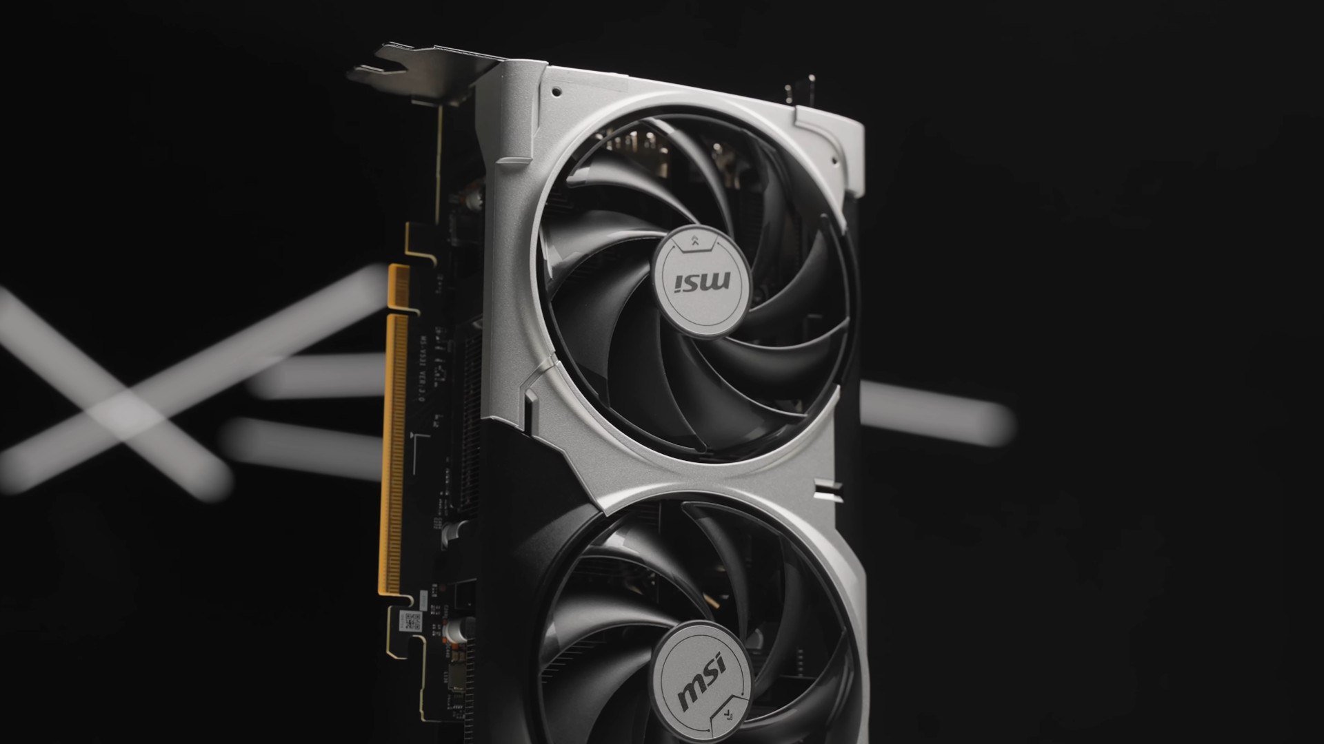 Слух NVIDIA почти вдвое сократит производство игровых видеокарт из за дефицита памяти Об этом сообщает тайваньское издание Benchlife со ссылкой сразу на несколько источников в индустрии В первую очередь компания срежет поставки RTX 5070 Ti и RTX 5060 Ti с 16 ГБ видеопамяти двух самых выгодных карточек NVIDIA в среднем ценовом сегменте При этом размер партии флагманских RTX PRO 6000 поставляемых с 96 ГБ GDDR7 останется без изменений они позарез необходимы для тренировки ИИ Косвенно слух подтверждает корейский инсайдер Jukan по данным которого компания собирается избавиться от самых недорогих видеокарт в линейке на память класса GDDR6 и GDDR7 приходится больше половины их себестоимости Самой NVIDIA от дефицита памяти ни холодно ни жарко компания давно сосредоточила все силы на чипах для обучения ИИ А вот для ПК бояр наступают тёмные времена цена на оперативку улетела настолько высоко что приходится держаться за старые сборки с DDR4 Автор Павел Урлапов